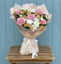 Букет цветов из:  Гвоздики, Орхидеи и Розы в Аксай