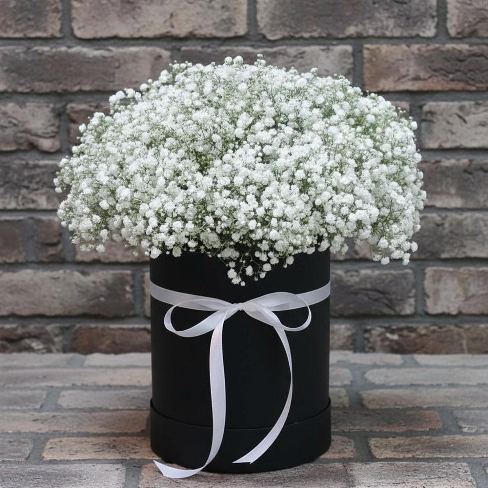 Цветочная композиция из Гипсофила в шляпной коробке в Аксай