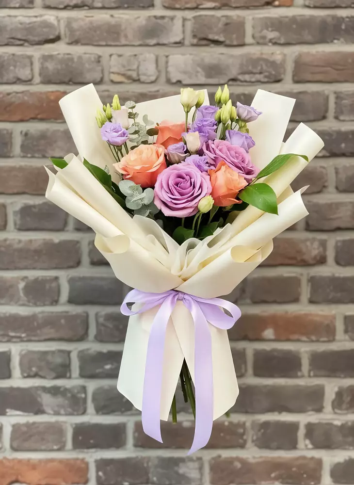 Букет цветов из: Лизиантусы и Розы в Аксай