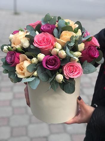 Цветочная композиция из Розы в шляпной коробке в Аксай