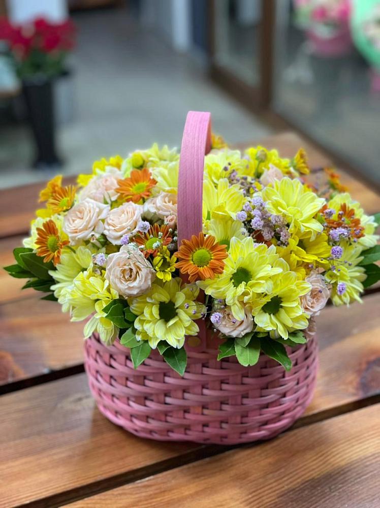 Цветочная композиция из Хризантемы и Розы в корзине в Аксай