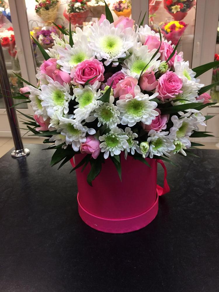 Цветочная композиция из Розы и Хризантемы в шляпной коробке в Аксай