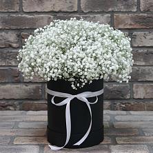 Цветочная композиция из Гипсофила в шляпной коробке в Аксай