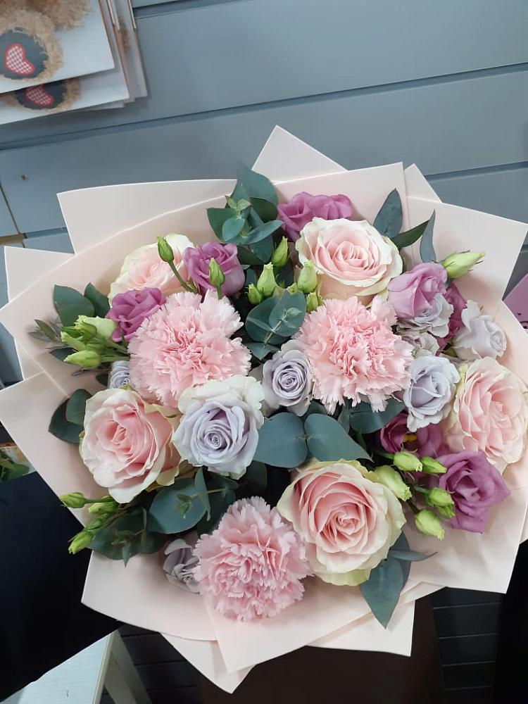 Букет цветов из: Розы, Гвоздики и Лизиантусы в Аксай