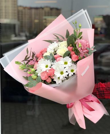 Букет цветов из: Розы, Лизиантусы и Хризантемы в Аксай