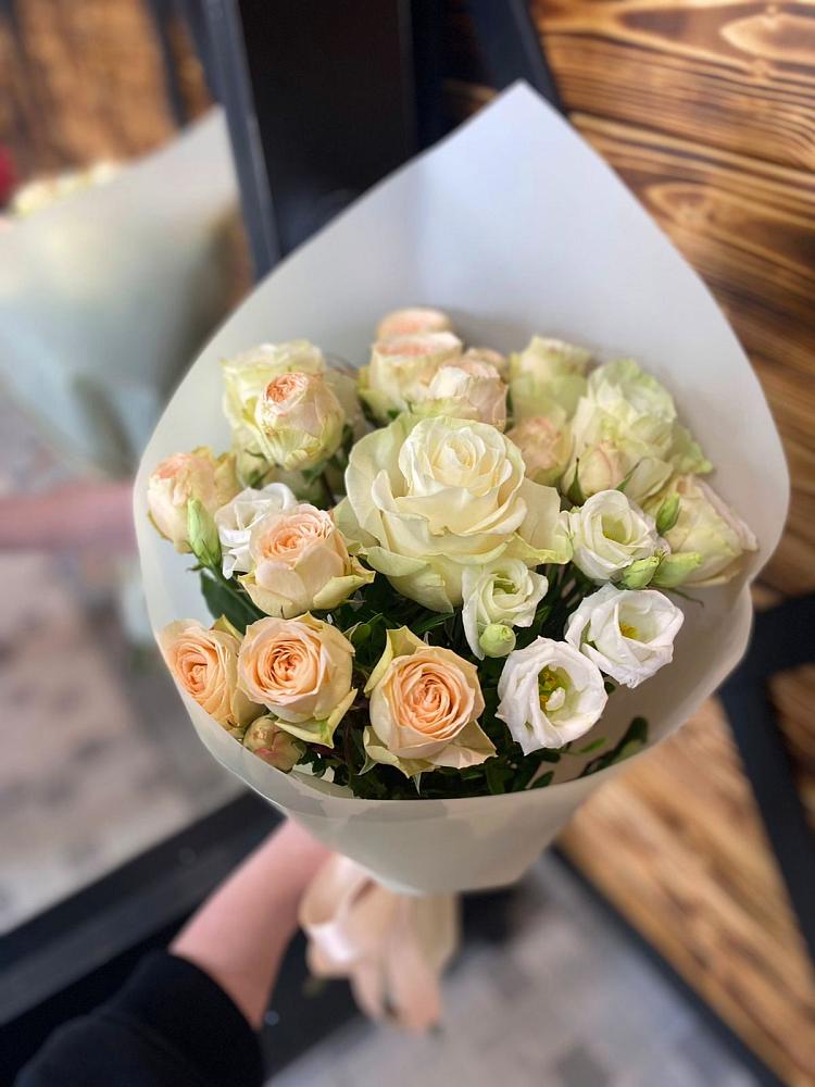 Букет цветов из: Розы и Лизиантусы в Аксай